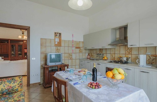 Montignoso Apartment | Cosy apartment for 6 people with WIFI, TV, patio and pets allowed