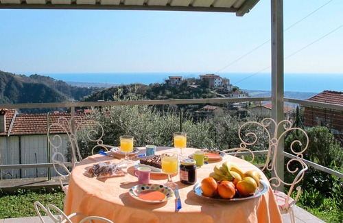 Montignoso Apartment | Cosy apartment for 6 people with WIFI, TV, patio and pets allowed