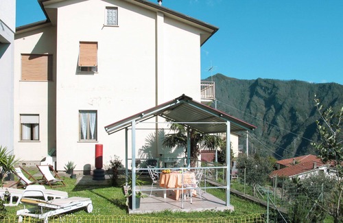 Montignoso Apartment | Cosy apartment for 6 people with WIFI, TV, patio and pets allowed