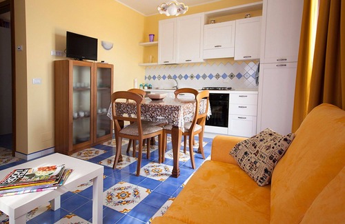 Termoli Apartment | Cosy apartment for 4 guests with A/C, pool, WIFI, TV, terrace and parking