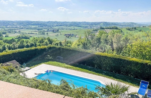 Portacomaro Apartment | Cosy apartment for 6 guests with pool, WIFI, A/C, TV, terrace, pets allowed and panoramic view
