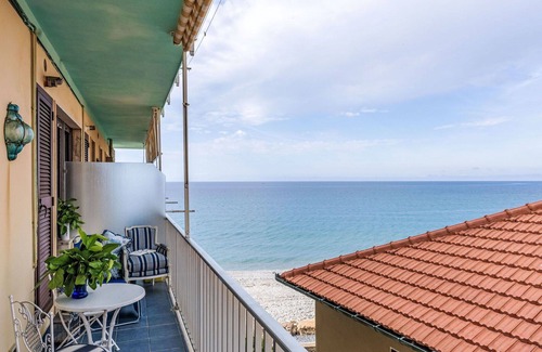 Riva Ligure Apartment | Cosy apartment for 4 people with WIFI, TV, balcony and parking