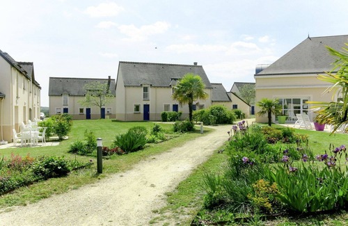 Azay-le-Rideau House | Cosy apartment in villa for 4 people with pool, WIFI, TV, terrace and pets allowed