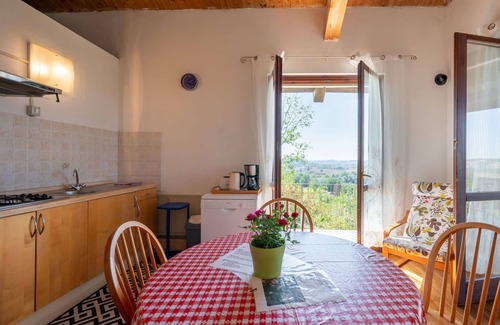 Azzano d'Asti Villa | Cosy apartment in villa for 4 guests with WIFI, pool, terrace, pets allowed and parking