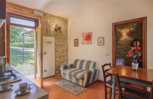 Monteriggioni Villa | Cosy apartment in villa for 3 people with WIFI, pool, TV, patio and pets allowed