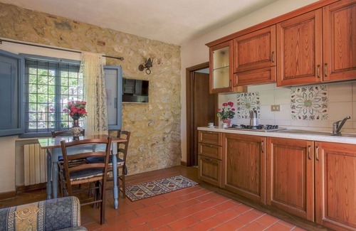 Monteriggioni Villa | Cosy apartment in villa for 3 people with WIFI, pool, TV, patio and pets allowed