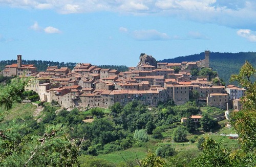 Roccastrada Villa | Cosy apartment in villa for 8 guests with pool, WIFI, TV, patio, pets allowed and parking