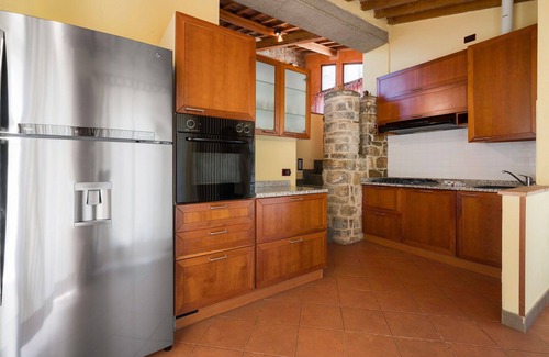 Poggibonsi Villa | Cosy apartment in villa with pool, WIFI, A/C, TV and pets allowed, close to San Gimignano