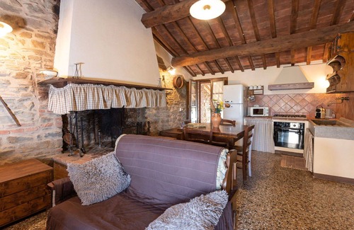 Poggi del Sasso Villa | Cosy apartment in villa for 5 guests with A/C, WIFI, pool, TV, patio, pets allowed and parking