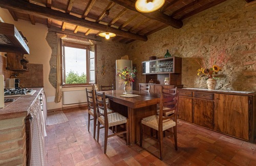 Sasso dʼOmbrone Villa | Cosy apartment in villa with pool, A/C, WIFI, TV, patio, pets allowed, panoramic view, parking