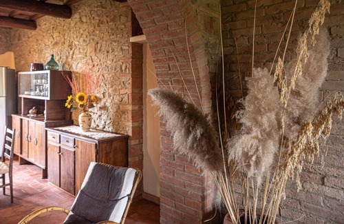 Sasso dʼOmbrone Villa | Cosy apartment in villa with pool, A/C, WIFI, TV, patio, pets allowed, panoramic view, parking