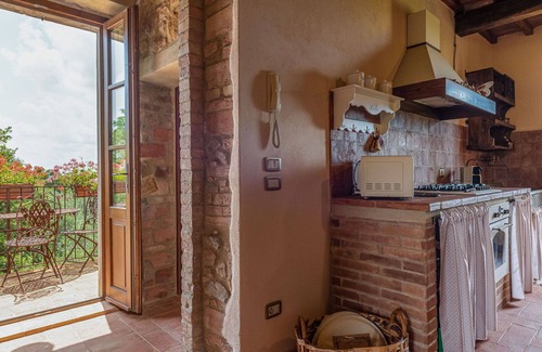 Sasso dʼOmbrone Villa | Cosy apartment in villa with pool, A/C, WIFI, TV, patio, pets allowed, panoramic view, parking