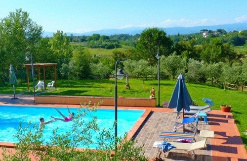 Fucecchio Villa | Cosy apartment in villa for 4 people with A/C, pool, WIFI, pets allowed and parking