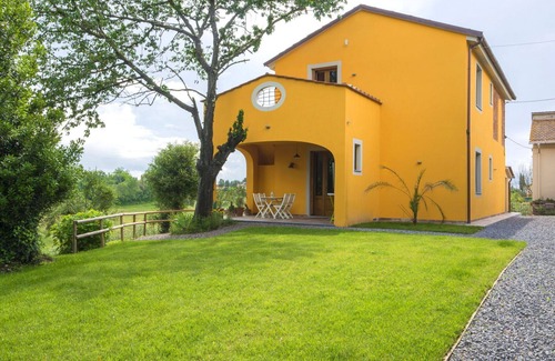 Fucecchio Villa | Cosy apartment in villa for 4 people with A/C, pool, WIFI, pets allowed and parking