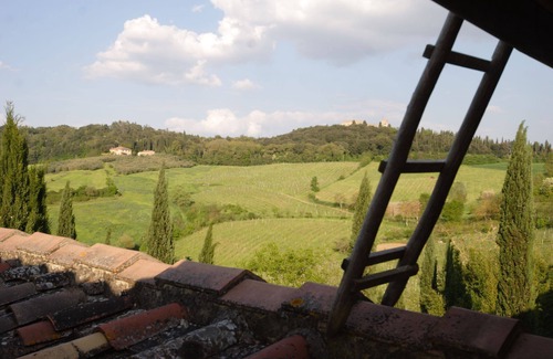 Poggiarello Villa | Cosy apartment in villa with pool, WIFI, TV, patio and panoramic view, close to San Gimignano