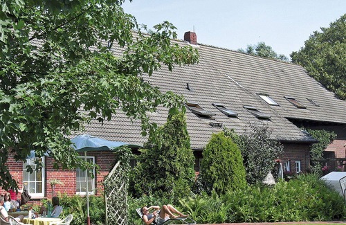 Wittmund Villa | Cosy apartment in villa for 2 guests with WIFI, TV, terrace, pets allowed and parking