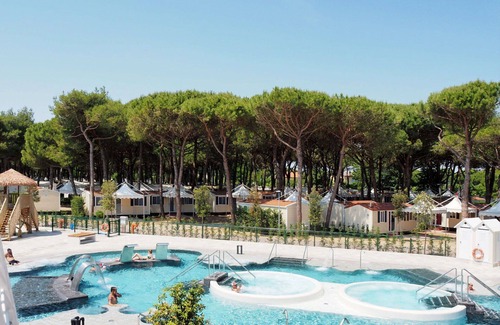 Cavallino-Treporti House | Cosy apartment in villa for 4 guests with WIFI, A/C, pool, TV, terrace and pets allowed