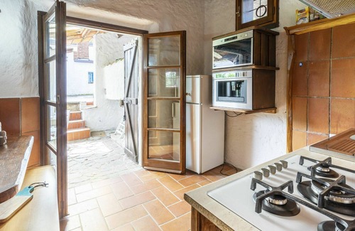 Leggiuno House | Cosy apartment in villa for 6 people with TV, terrace and pets allowed
