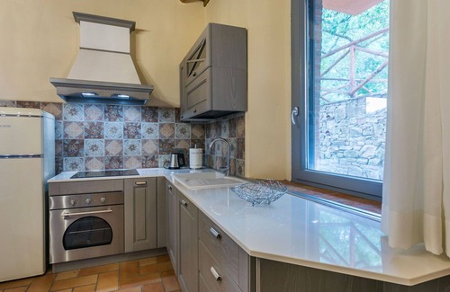 Castagneto Carducci Villa | Cosy apartment in villa for 4 people with WIFI, pool, A/C, TV, pets allowed and parking