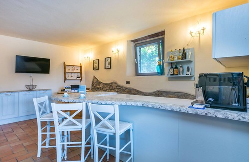 Castagneto Carducci Villa | Cosy apartment in villa for 4 people with WIFI, pool, A/C, TV, pets allowed and parking