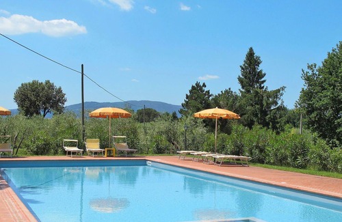 Pian di Sco House | Cosy apartment in villa for 6 people with WIFI, pool, TV, patio and parking