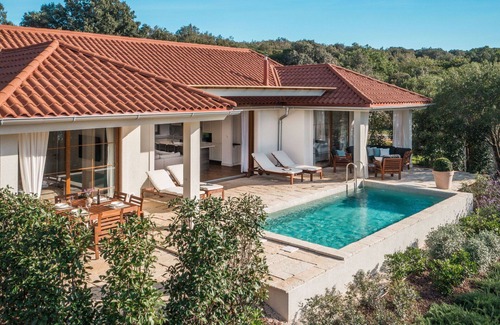 Bale House | Cosy apartment in villa with WIFI, private pool, A/C, TV, terrace, pets allowed and parking