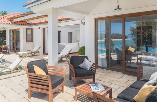 Bale House | Cosy apartment in villa with private pool, A/C, hot tub, WIFI, TV, terrace, pets allowed, parking