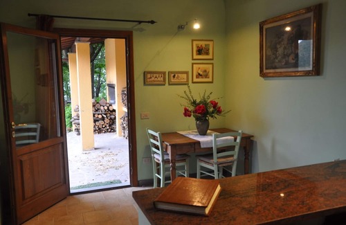 Gattaia Villa | Cosy apartment in villa for 2 people with WIFI, pool, pets allowed, panoramic view and parking