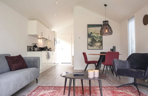Noordoostelijk van Schaarsbergen House | Cosy apartment in villa for 4 guests with pool, WIFI, TV, terrace and parking