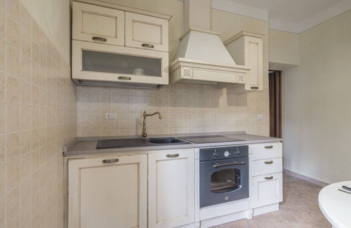 Monforte d'Alba Apartment | Cosy apartment for 4 people with WIFI, pool and TV, close to Alba