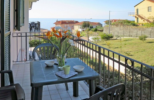 Cipressa Apartment | Cosy apartment for 6 people with WIFI, TV, balcony and pets allowed