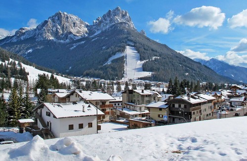 San Giovanni di Fassa House | Cosy apartment in villa for 4 guests with WIFI, TV, balcony, pets allowed and parking