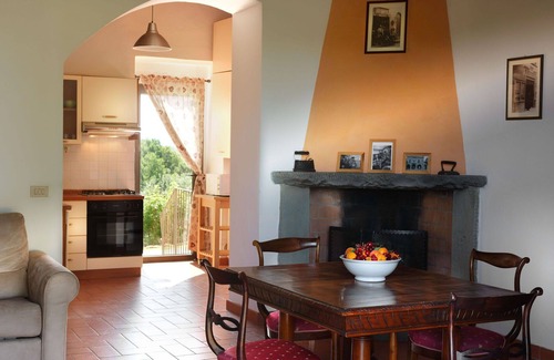 San Casciano in Val di Pesa Apartment | Cosy apartment with A/C, WIFI, pool, TV, pets allowed and panoramic view, close to Greve In Chia.