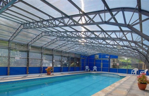 Barnstaple Apartment | Cosy apartment with WIFI, pool, TV, patio, pets allowed, panoramic view and parking