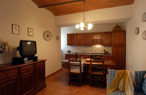 Montaione Apartment | Cosy apartment with WIFI, pool, A/C, TV, pets allowed and parking, close to San Gimignano