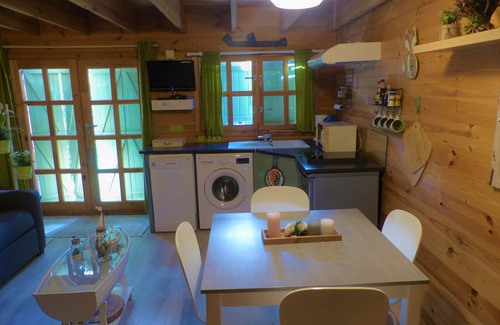 Biganos Ski Chalet | Cosy atypical air-conditioned chalet on the port side near the swimming pool with free access to the beach