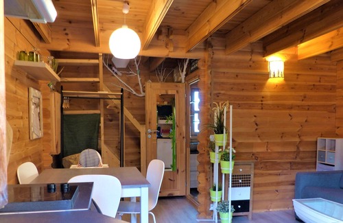 Biganos Ski Chalet | Cosy atypical air-conditioned chalet on the port side near the swimming pool with free access to the beach