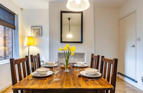 Bramcote House | Cosy Beeston Cottage - Sleeps 4