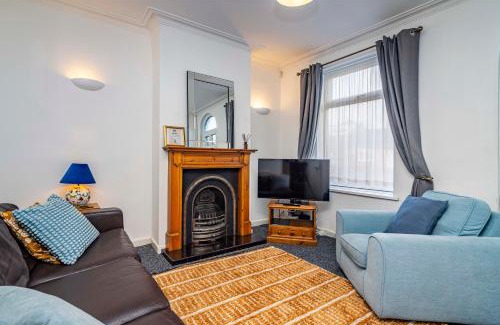 Bramcote House | Cosy Beeston Cottage - Sleeps 4