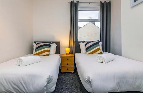 Bramcote House | Cosy Beeston Cottage - Sleeps 4