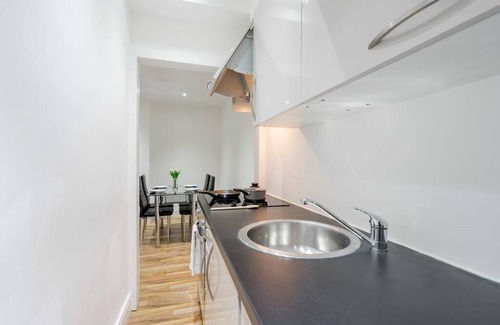 South Bermondsey Apartment | Cosy Bermondsey apt: Stylish 1BDR Patio Flat, Sleeps 3 Perfect for City Getaways