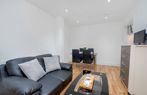 South Bermondsey Apartment | Cosy Bermondsey apt: Stylish 1BDR Patio Flat, Sleeps 3 Perfect for City Getaways