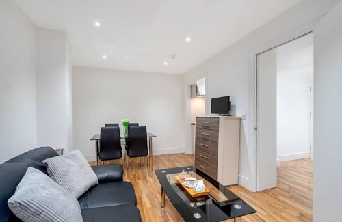 South Bermondsey Apartment | Cosy Bermondsey apt: Stylish 1BDR Patio Flat, Sleeps 3 Perfect for City Getaways