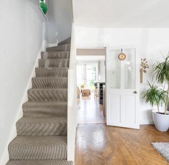 Worcester Park House | Cosy, Bright Home, Free Parking, Greater London