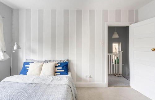 Worcester Park House | Cosy, Bright Home, Free Parking, Greater London