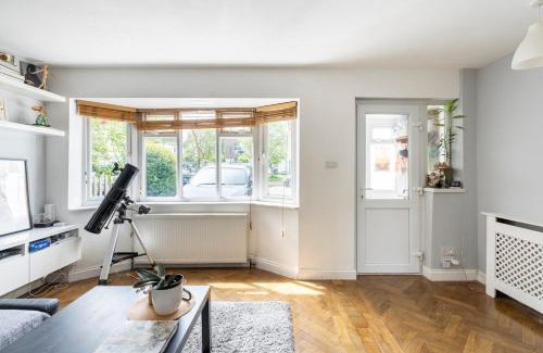 Worcester Park House | Cosy, Bright Home, Free Parking, Greater London