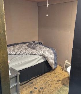 Peterborough Apartment | Cosy Budget Tiny Home Behind Local Pub