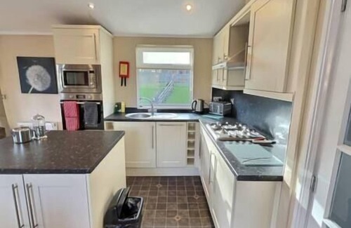 Tewitfield House | Cosy Cabin with Lake View