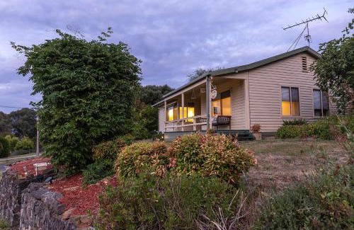 Mount Beauty House | Cosy Candlewick Cottage - A Mount Beauty Delight
