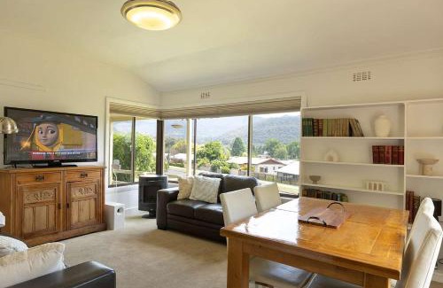 Mount Beauty House | Cosy Candlewick Cottage - A Mount Beauty Delight
